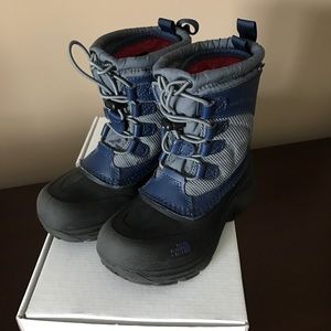 Boys North Face toddler snow boots. Size 11.